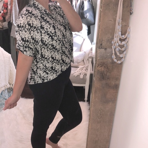 En creme size medium black & white floral shirt - Picture 4 of 7